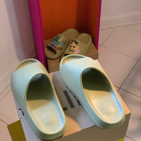 Yeezy Slides - Picture 3 of 3